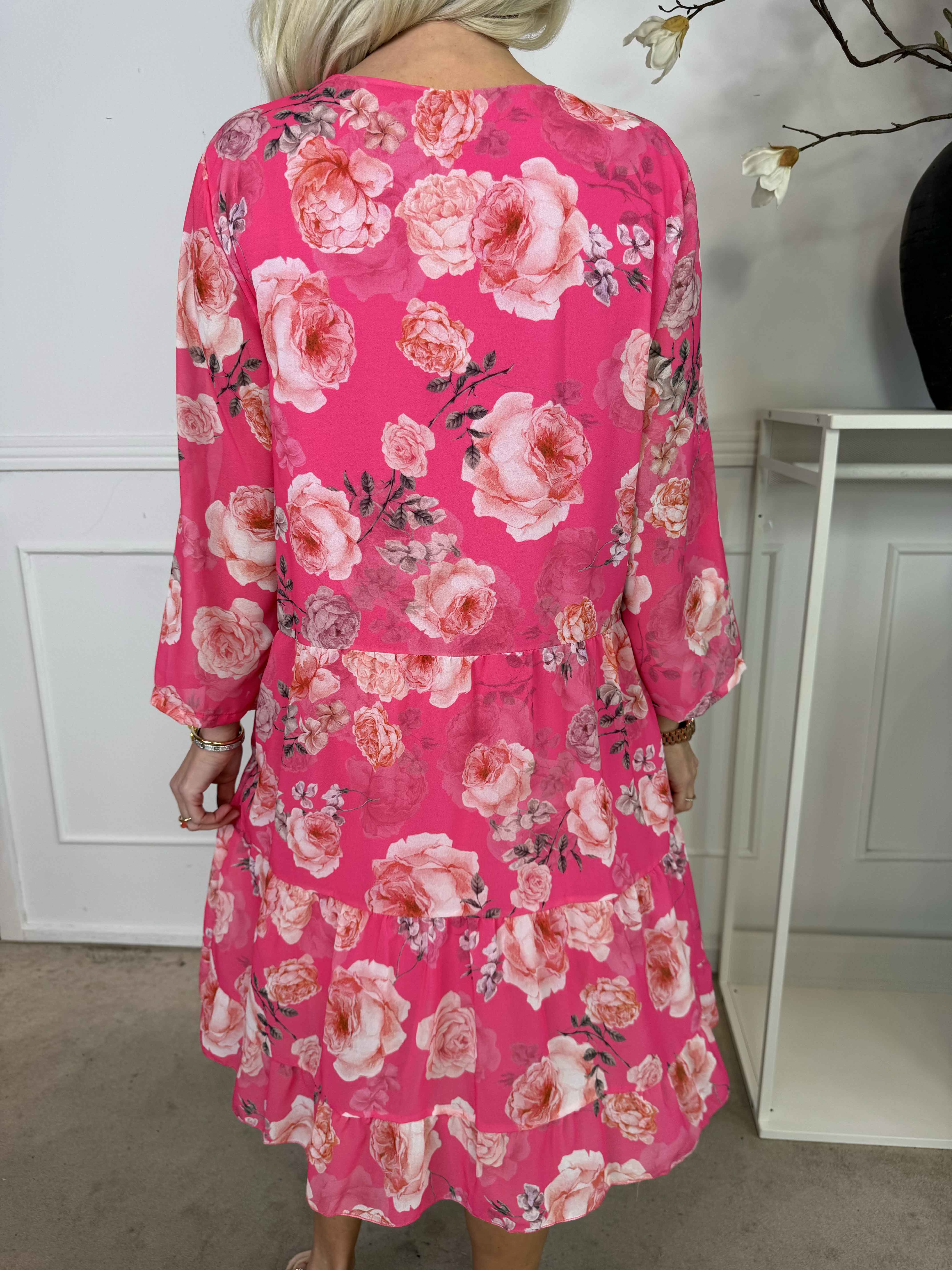 Stella - Blomsterkjole i chiffon med viskose underkjole